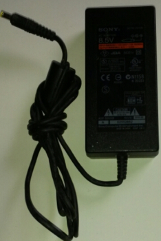 SONY AC ADAPTOR  8.5V  SCPH-70100  INPUT: 100-240V 1.5A 50/60Hz  OUTPUT: 8.5V  5.65A