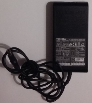 TOSHIBA AC ADAPTOR MODEL:PA3083U-1ACA INPUT: 100V-240V 1.2A-0.6A 50-60Hz OUTPUT:15V 5A