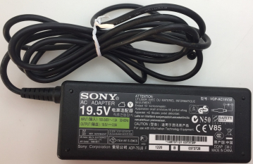 SONY VGP-AC19V38 ADP-75UB INPUT:100V-240V 1.3A 50/60Hz OUTPUT: 19.5V--3.9A AC ADAPTER