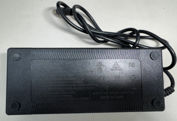 XVE126-4200300 XV-2107090239 INPUT: AC100-240V 50/60Hz 2.5A OUTPUT:42.0V-3.0A 126W AC/DC Adapter E-bike charger