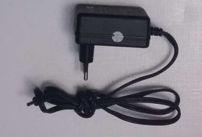 ADAPTOR MODELNO:YH-12W0520 INPUT:230V 0.45Amax 50/60Hz OUTPUT:+5V 2A