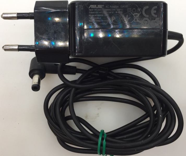 Asus AD890026 010ALF in:100-240v--50/60Hz 0.8A out:19V-1.75A AC ADAPTOR