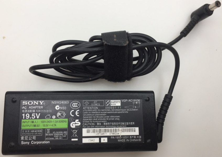 SONY VGP-AC19V36 PA-1900-11SY  INPUT:100V-240V 1.5A 50/60Hz OUTPUT: 19.5V--4.7 A AC ADAPTER