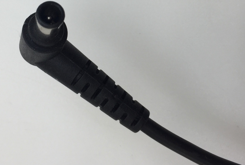 SONY VGP-AC19V38 ADP-75UB INPUT:100V-240V 1.3A 50/60Hz OUTPUT: 19.5V--3.9A AC ADAPTER