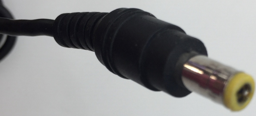 IBM 08K8202 IN(100-240V-50-60Hz 1,5A-0,9A) OUT(16V-4,5A) ADAPTER