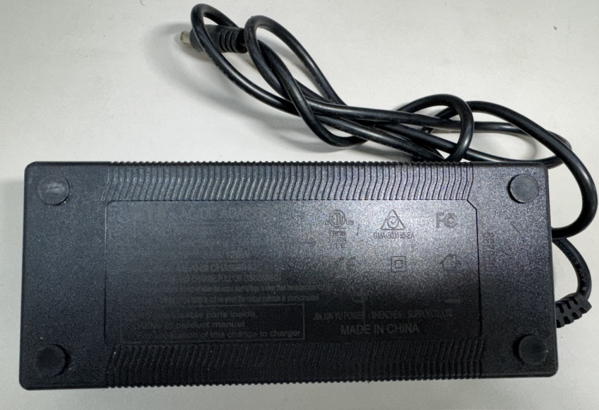 XVE126-4200300 XV-2107090239 INPUT: AC100-240V 50/60Hz 2.5A OUTPUT:42.0V-3.0A 126W AC/DC Adapter E-bike charger