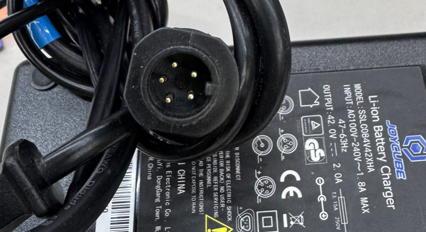 Joycube Li-ion Battery Charger SSLC084V42XHA Input: AC100V-240V 1.8A Max 47-63Hz Output:42.0V 2.0A Adaptor